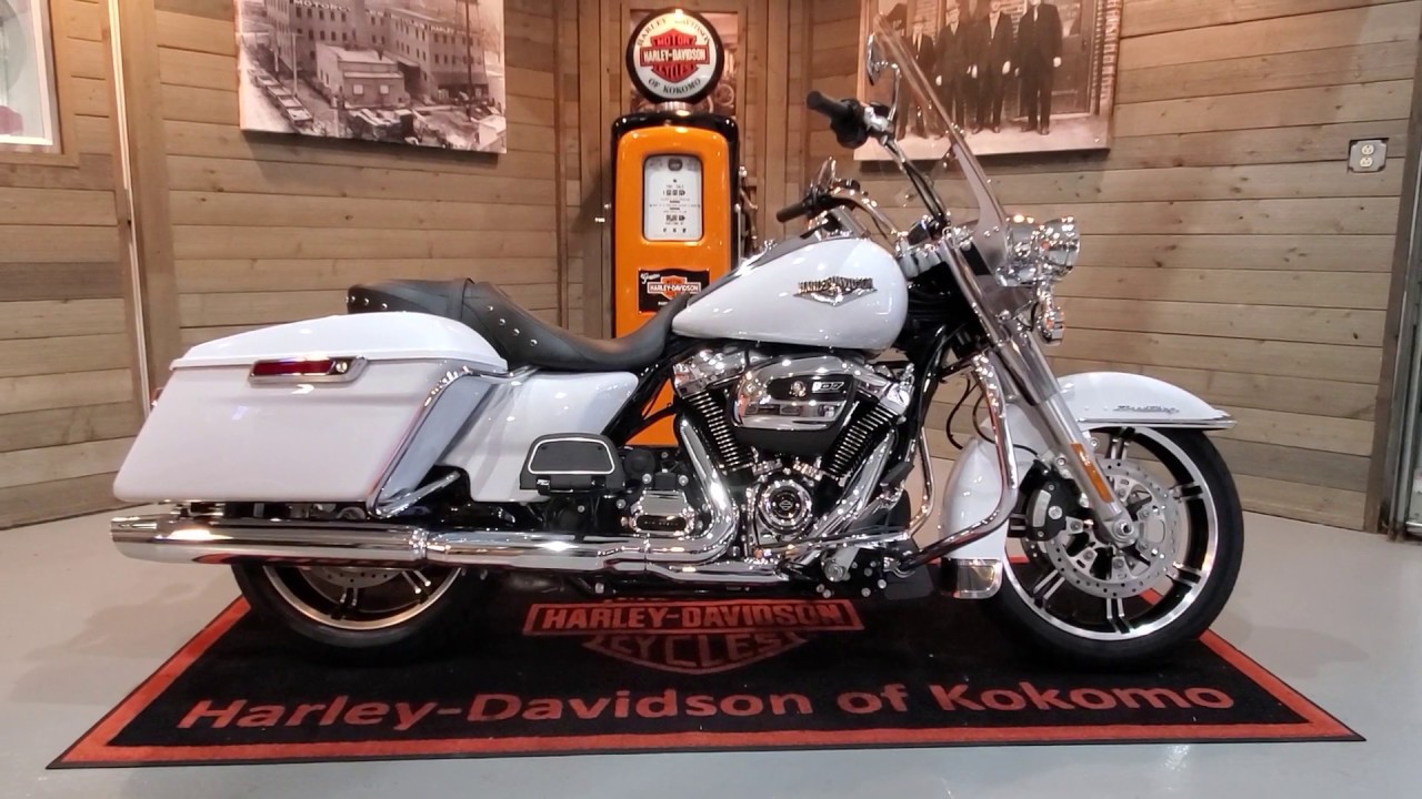2020 Harley-Davidson Road King FLHR-Stonewashed White Pearl.