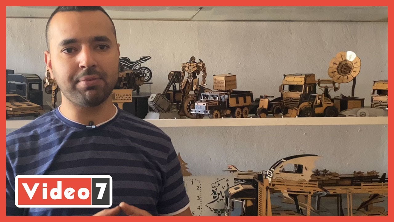 عربيتك عندنا بس خشب .. شاب يبدع في عمل المجسمات الخشبية لسيارات السباق
