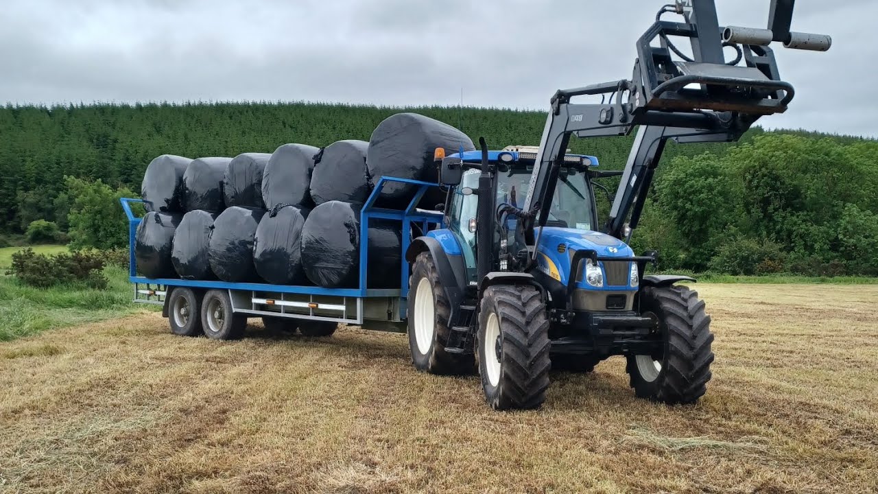 Newholland t6030 Drawing in bales