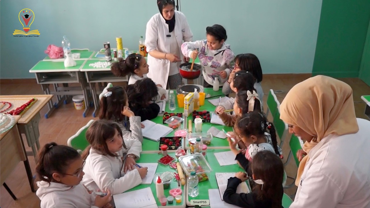 لقطات من أنشطة نادي الفنون التشكيلية والمعامل اليدوية  لتنمية الحس الإبداعي لدي تلاميذتها 🥰