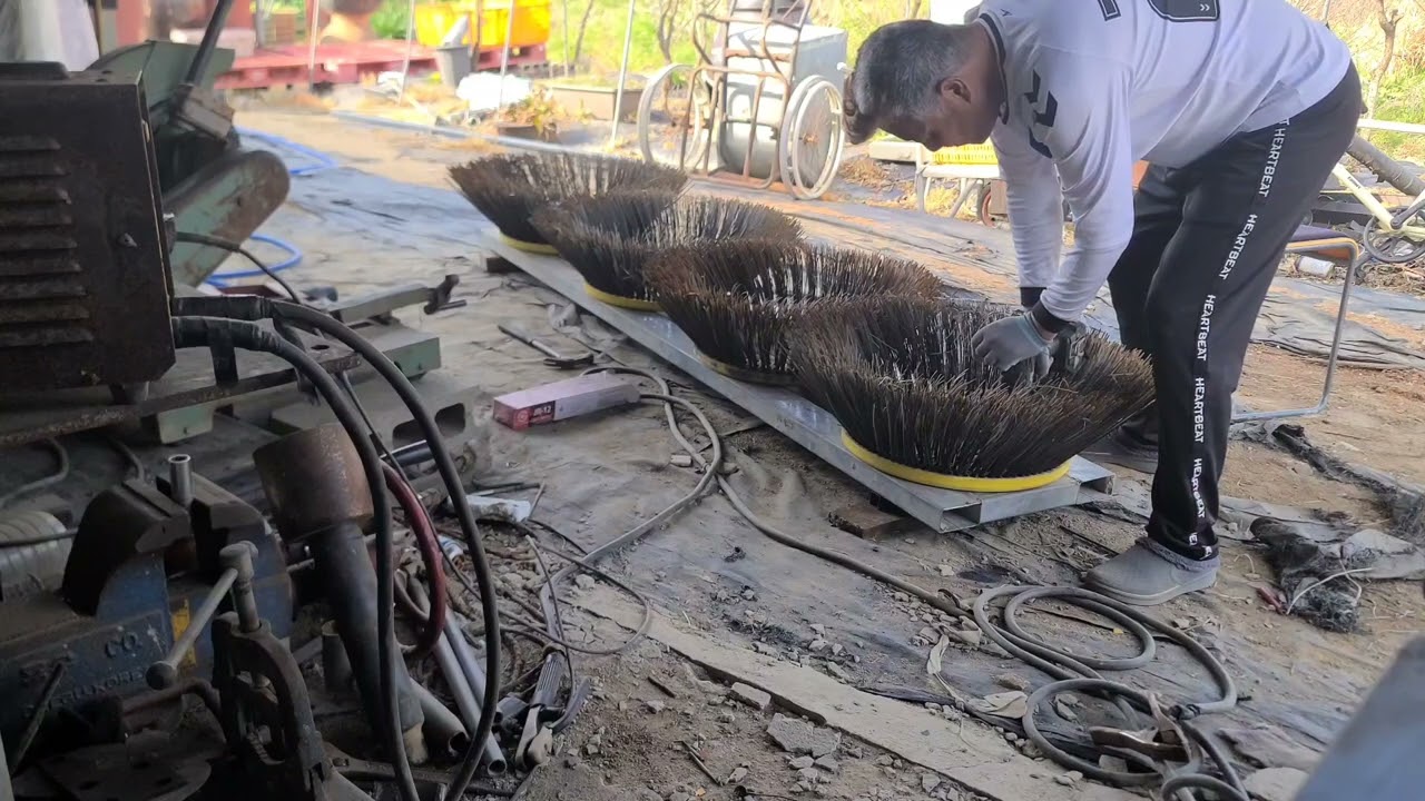 굴착기 빗자루 만들기Making an Excavator Broom