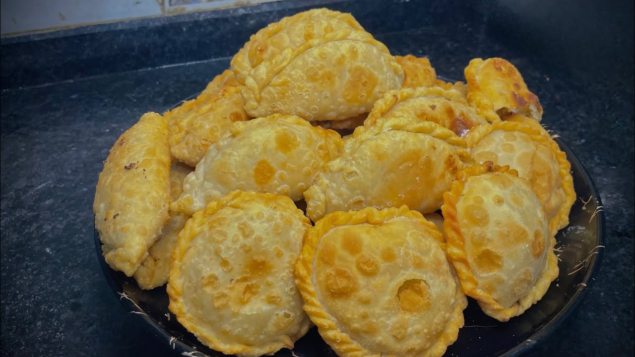 Mave ki gujiya aur Chandrakala jhatpat Ban jaane wali Holi ki special recipe