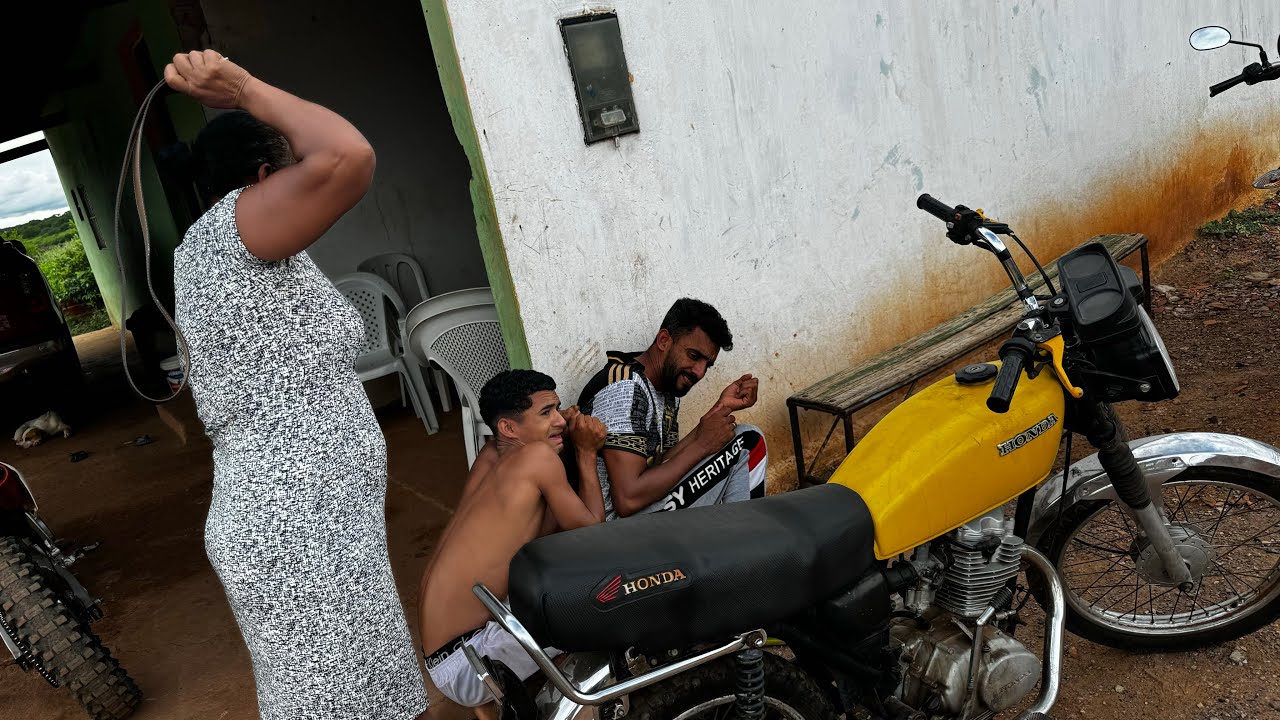 PEGAMOS A MOTO ANTIGA ESCONDIDO E MAMÃE SURT0U