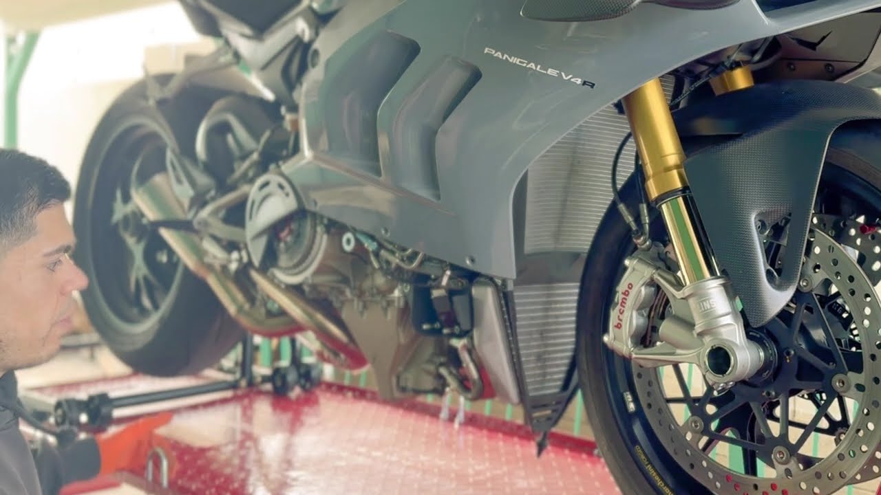 Ducati Panigale v4R : How To Change Your Oil