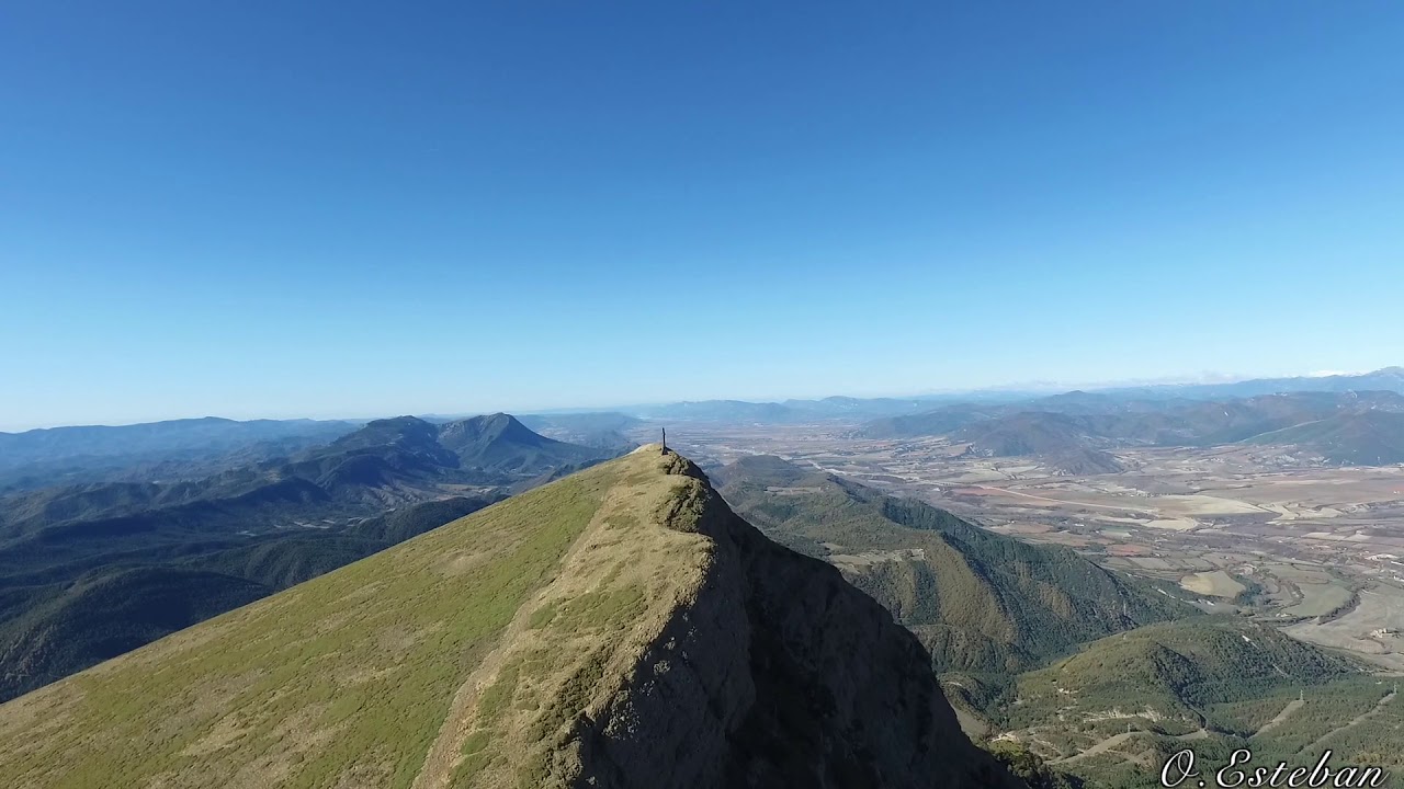Sobrevolando la Peña Oroel