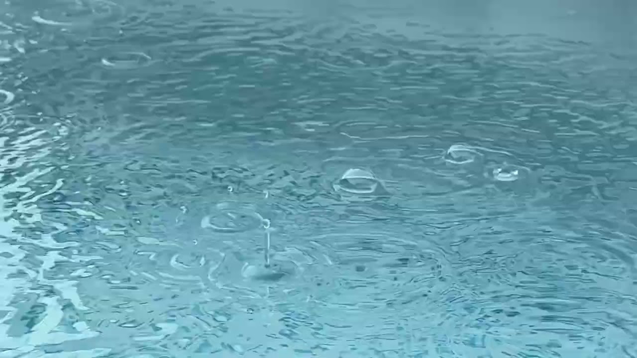Gouttes de pluie et bulles à la surface de l’eau 