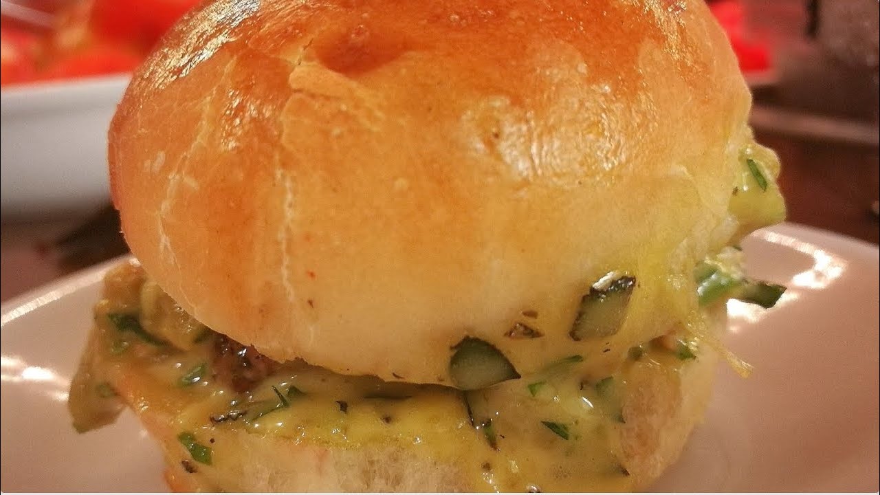 Mini-Burger deluxe mit handgekacktem Roastbeef, Zitronen-Kräuter-Mayonnaise und Guacamole