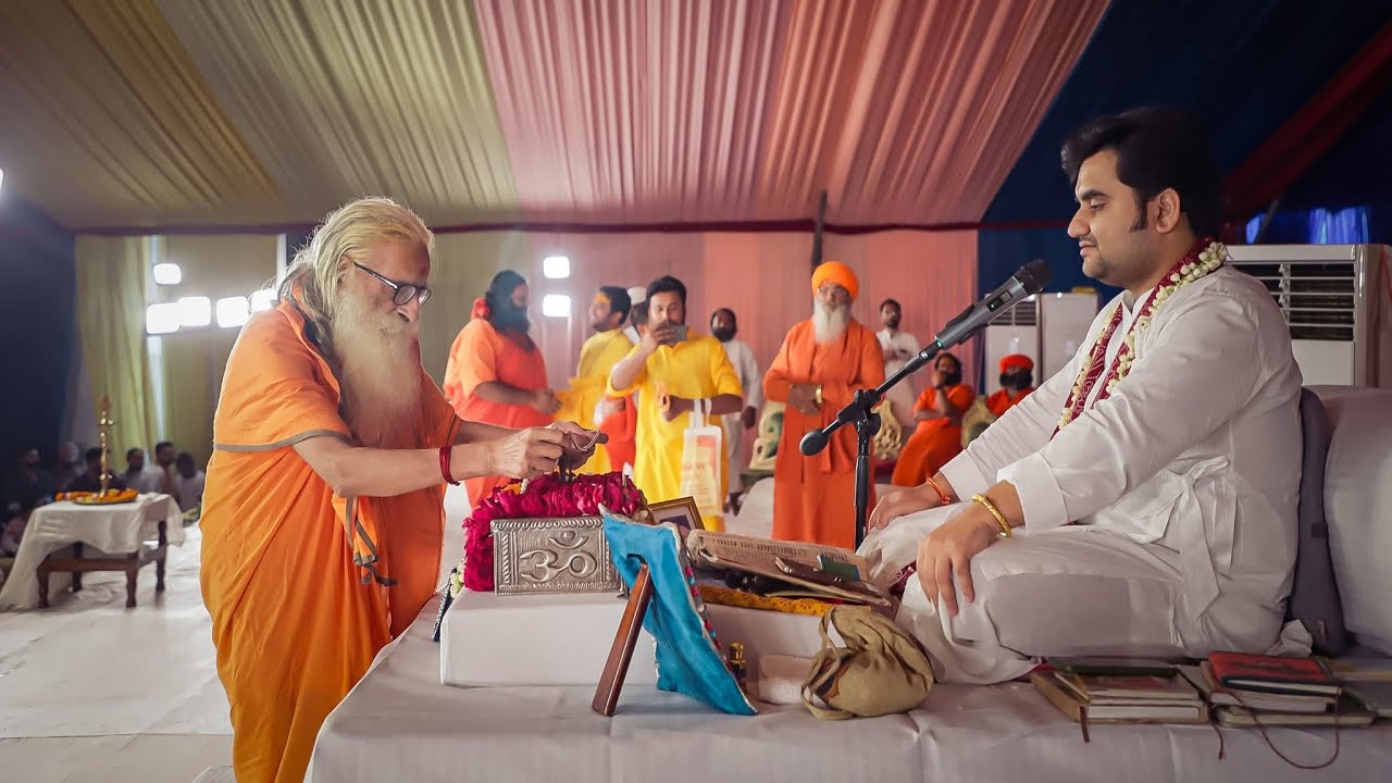 नाम की महिमा बता रहे थे इंद्रेश महाराज जी तभी पूज्य भगवद् धाम वारे महाराज जी नाम की माला लेकर आए