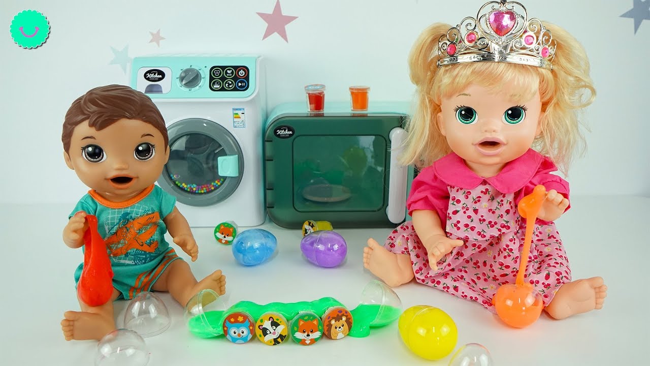 Sara y Luke juegan con Slimes de colores en huevos sorpresa