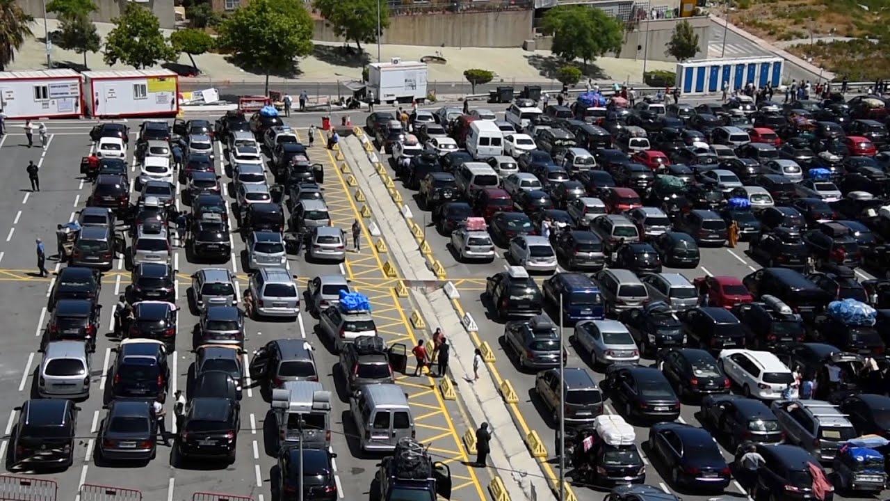 Aumenta la tensión entre los embolsados en la explanada, ya casi llena