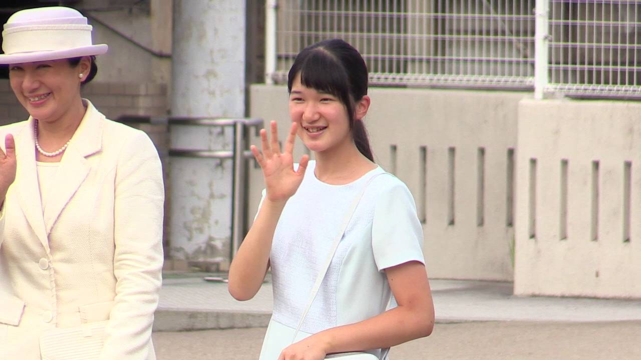 皇太子ご一家、奈良へ 清楚でかわいらしい愛子さま   橿原神宮前駅 2016.7.21