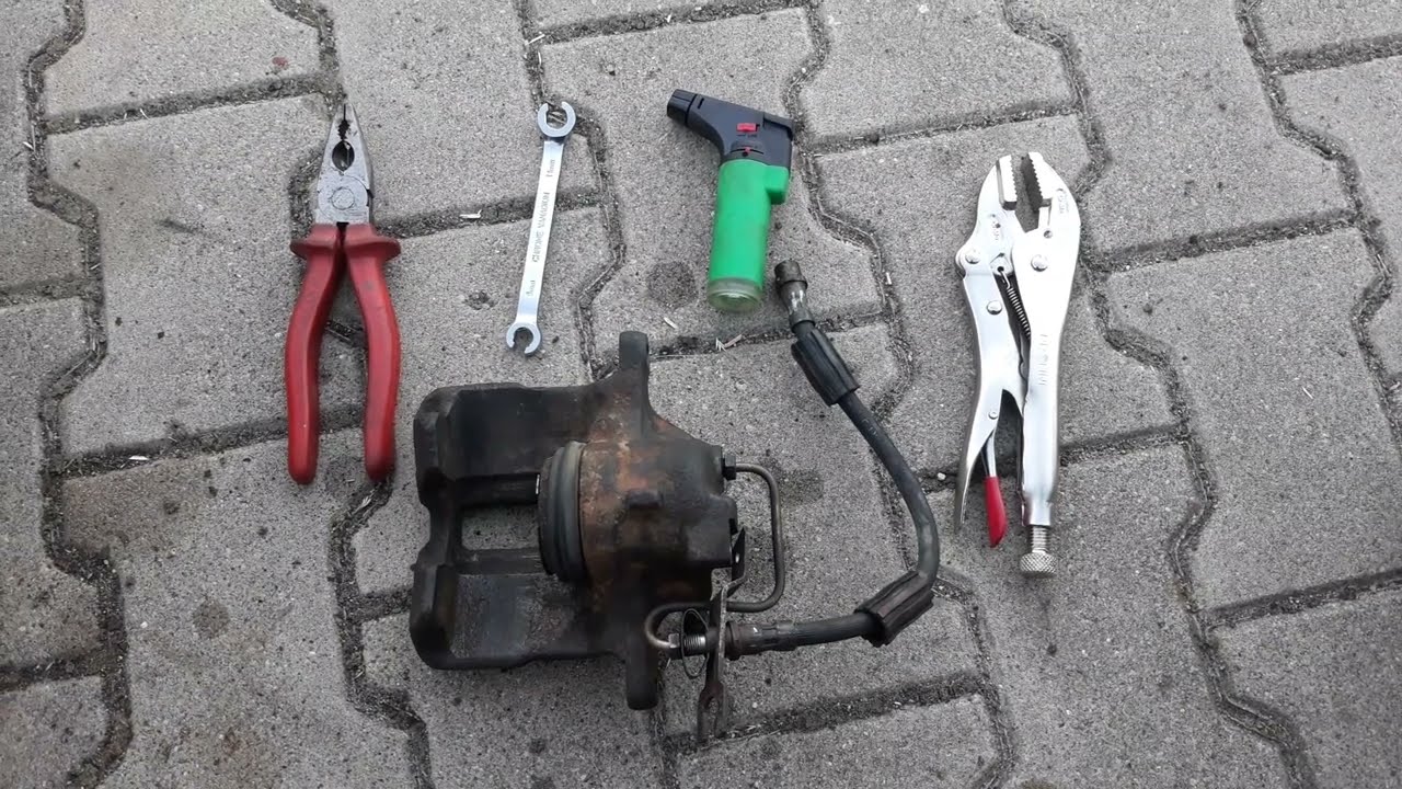 Jak odkręcić przewód hamulcowy i nie urwać rurki zasilającej. How to replace a rubber brake hose.