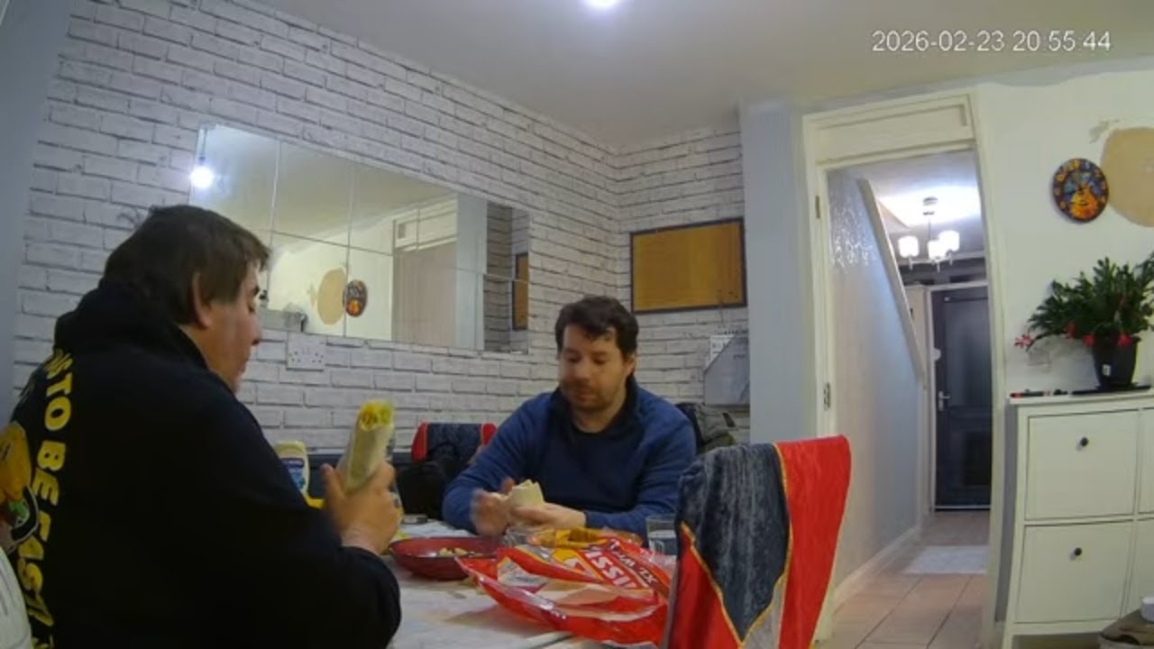 🔴 24/7 LIVE: Italian Couple in London - Real Life [DINING ROOM 🍽️] - MiGIPepeVibes - Cam 2