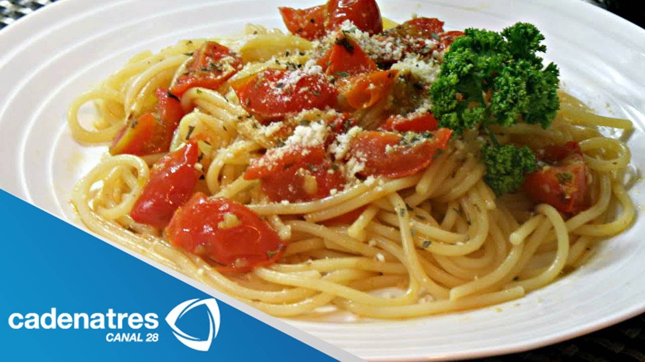 Receta para preparar capellini al pomodoro. Comida italina / Receta italiana