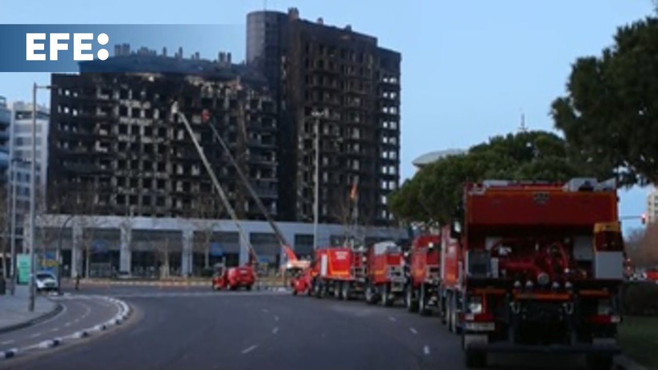 Los bomberos buscan a los desaparecidos en el incendio de Valencia