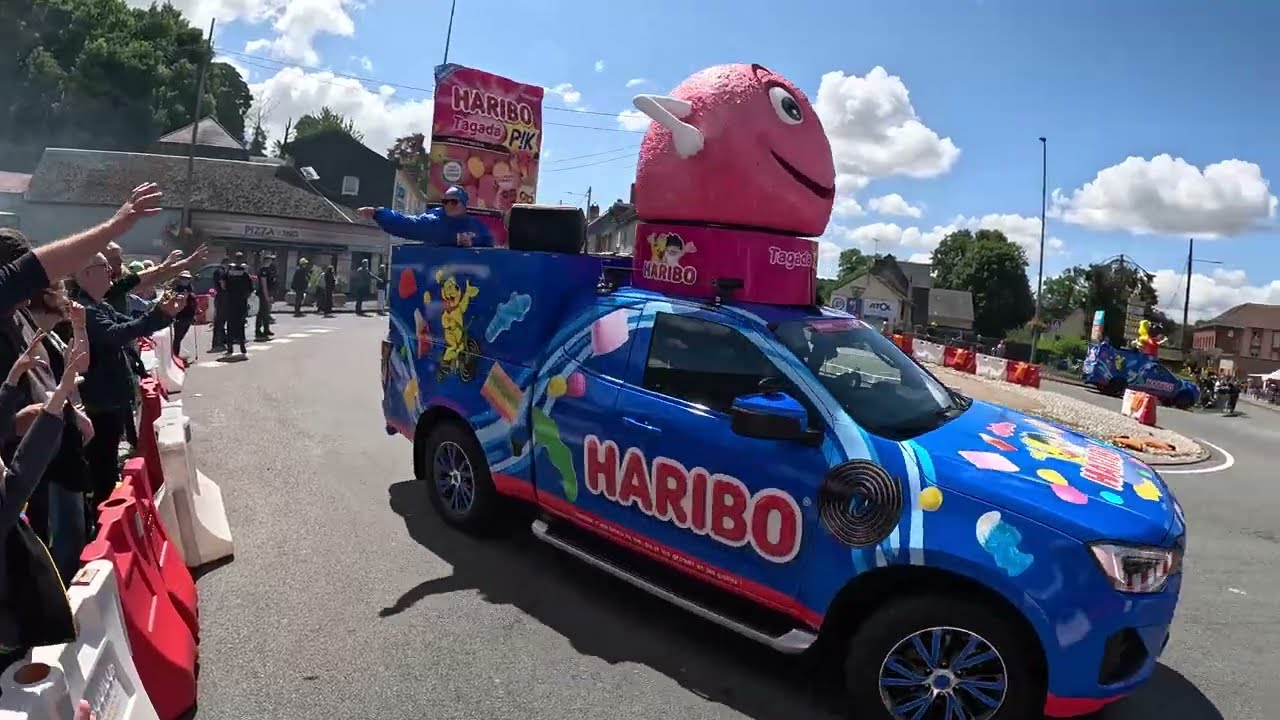 La caravane du tour de France passe à Marseille en Beauvaisis (60) Mardi 8 juillet 2025