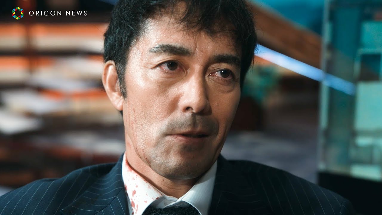 阿部寛、血しぶきを浴びながら不気味に笑う狂気的な演技を披露　映画『ショウタイムセブン』公開直前！最新予告映像