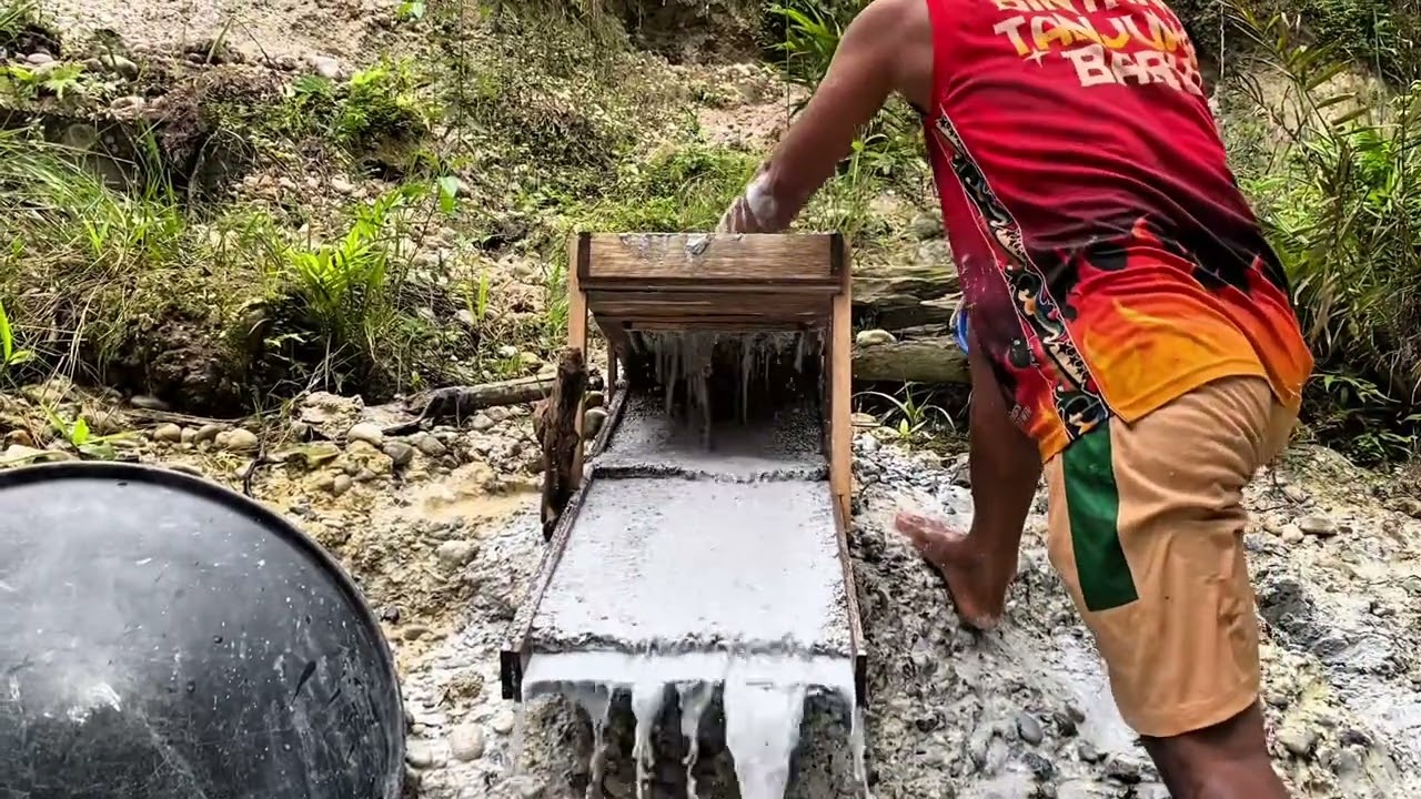 PENEMUAN JALUR EMAS DI PINGGIRAN SUNGAI TENGAH HUTAN  !! 