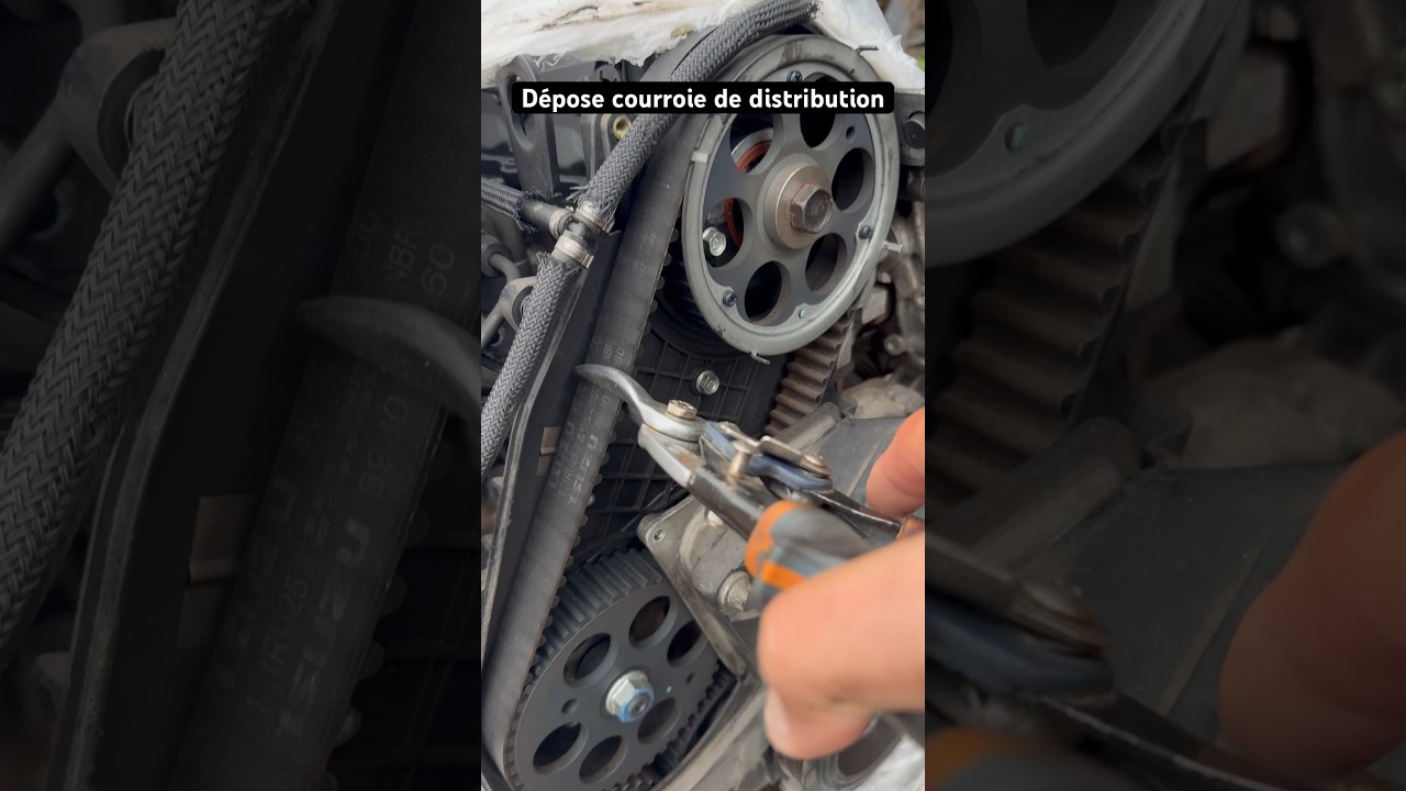 D&eacute;pose courroie de distribution #automobile #mecanique #humour #moteur #garage