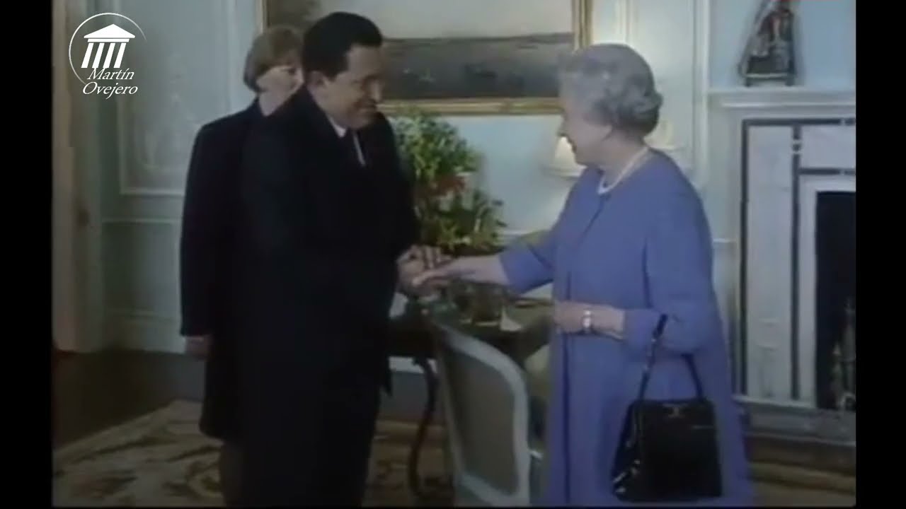 Análisis no verbal del recibimiento de la Reina Isabel a Hugo Chávez