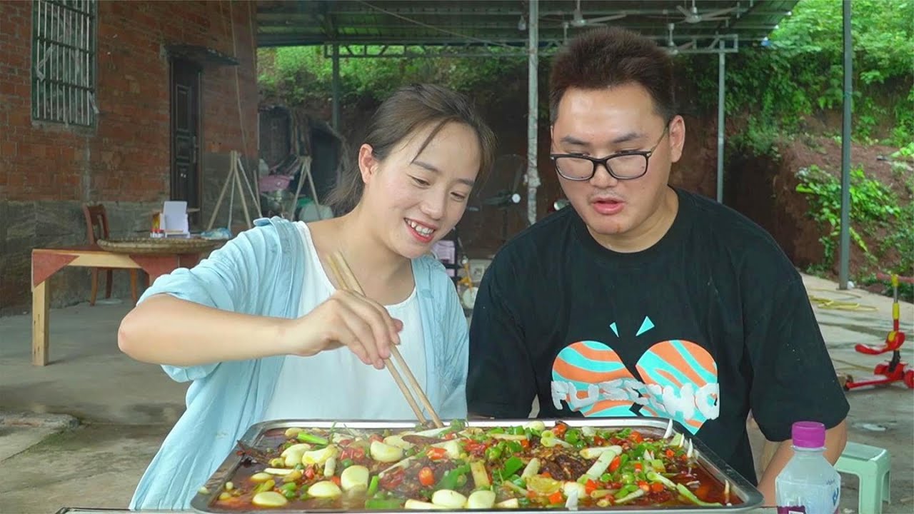 家庭版的秘制烤鱼，小妹做出来香得很，一条鱼都不够二娃吃