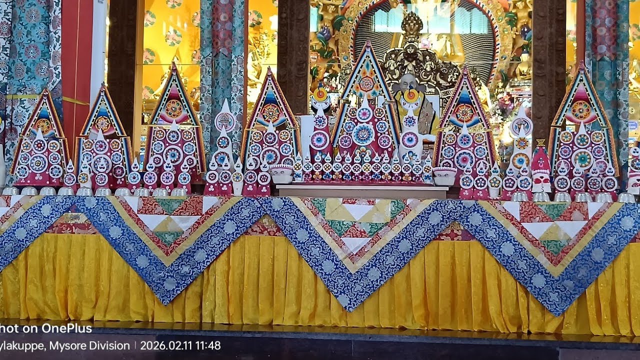 གདན་ས་བཀྲ་ཤུས་ལྷུན་པོ་་རྐང་གསོལ་ཆེན་པོ་བཀྲ་སྒྲིག་གནང་སྐབས།།