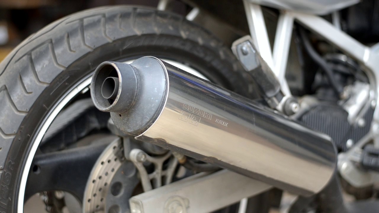 Suzuki GS500 Stock exhaust vs. Delkevic