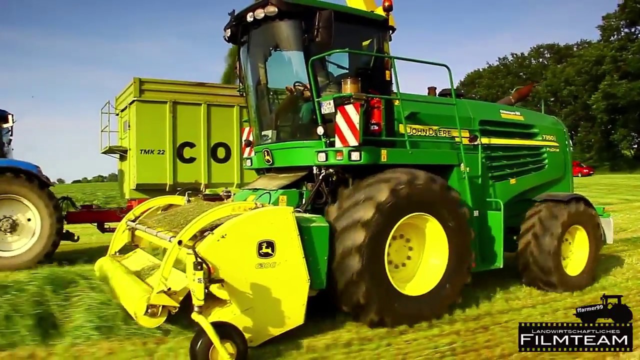 John Deere 7350 i Prodrive Feldhäcksler und John Deere 6R mit Bandschwader