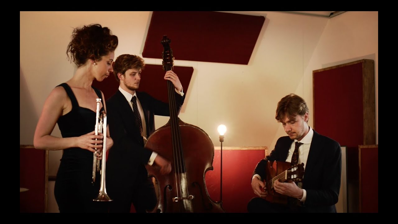 Roxi Jasper and suits - Bésame Mucho