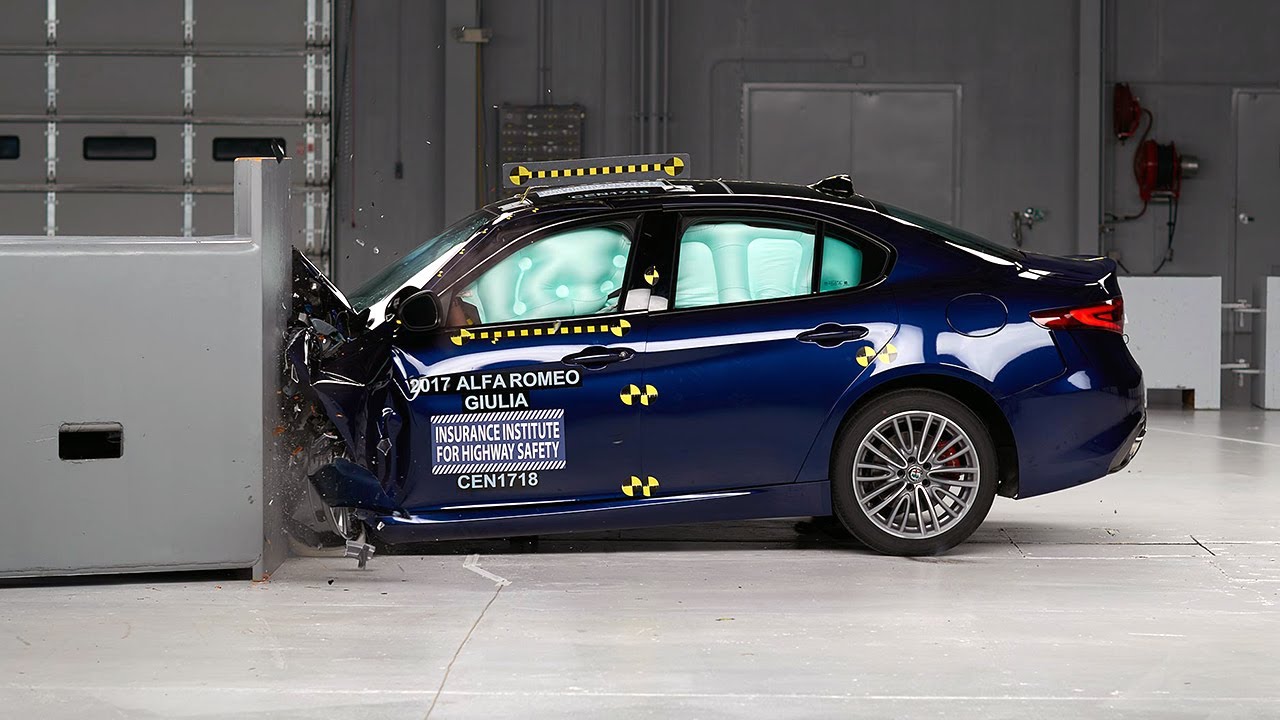 2017 Alfa Romeo Giulia driver-side small overlap IIHS crash test