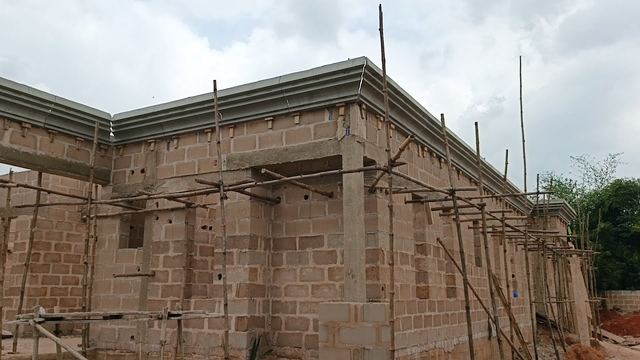 5bedrooms bungalow parapet casting installation