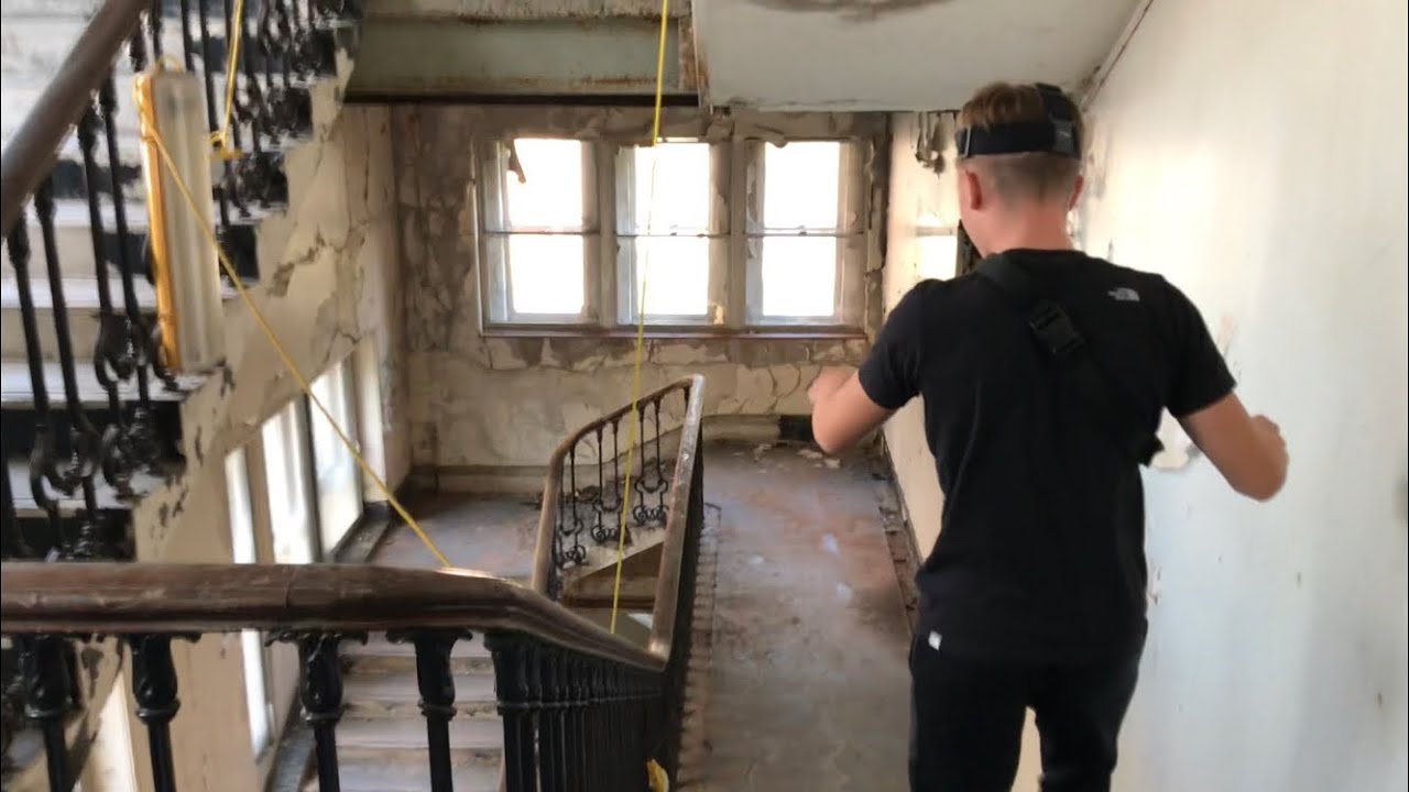 EXPLORING AN ABANDONED HOSPITAL!! (HAUNTED)