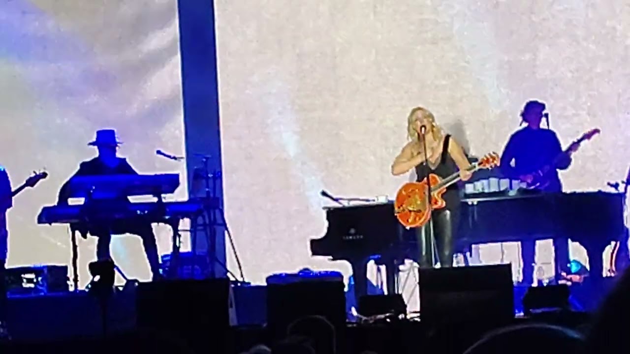 Fumbling Towards Ecstasy Sarah McLachlan Winnipeg October 22nd, 2025 Winnipeg Canada life centre.
