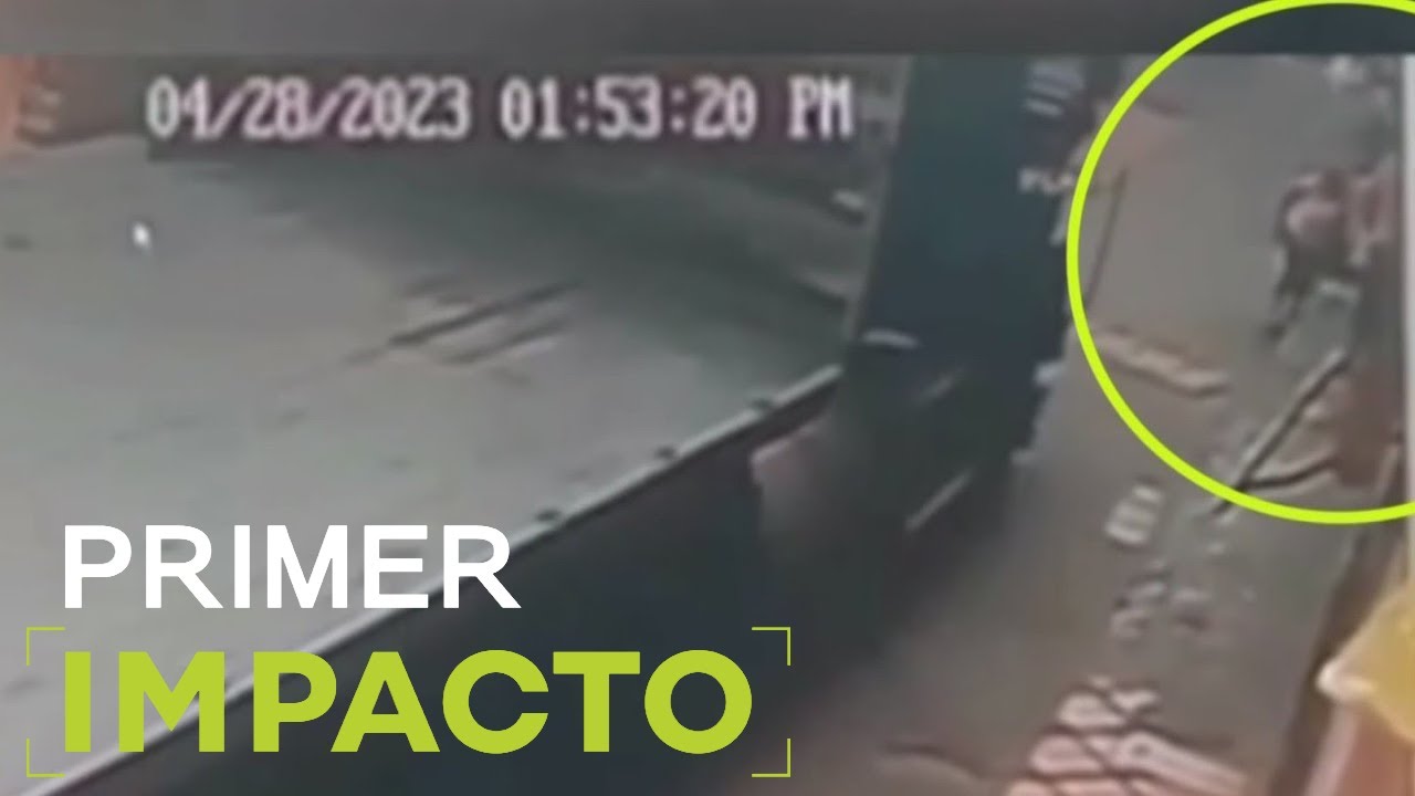 Mujer por poco es aplastada por un cami&oacute;n de carga tras caer en una carretera
