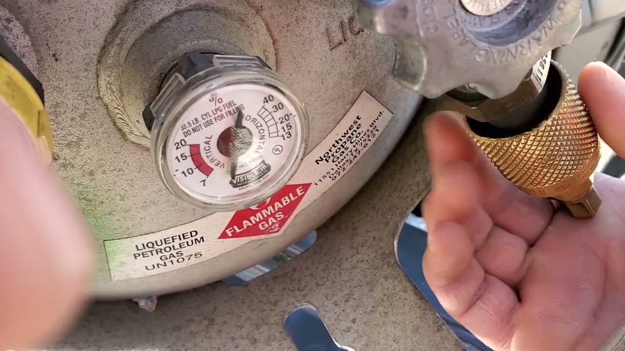 cambiando tanque de. gas. a un forkcilff toyota