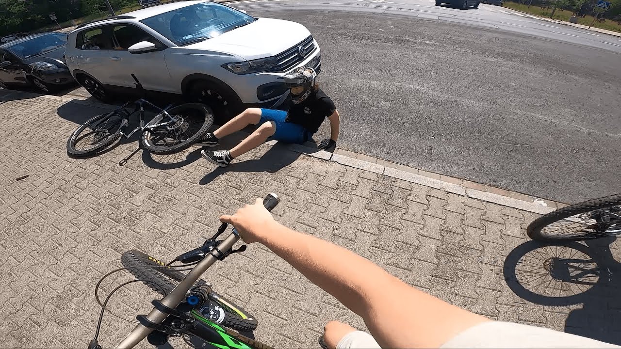 Urban Downhill Poznań - bliskie spotkanie z autem