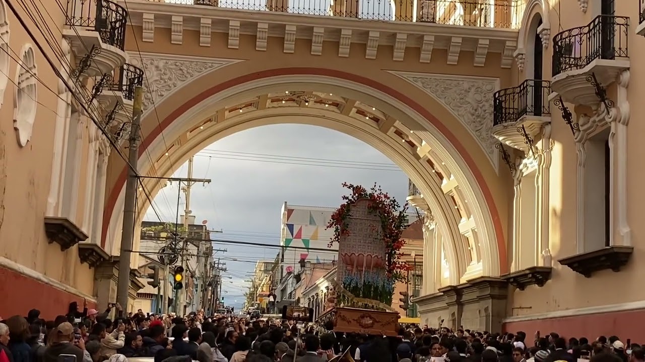 La caridad del Guadalquivir 🎶 paso de la virgen de los pobres por el arco de correos, 2026