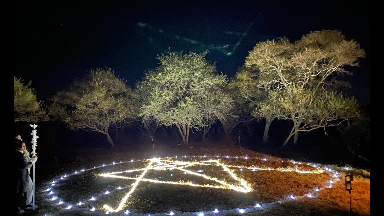 Aquí vienen hacer rituales de Noche (exploración urbana)