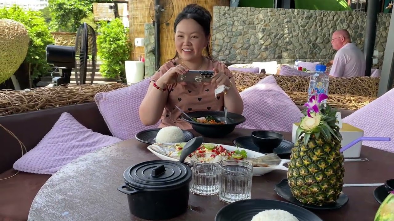 We are going for lunch at 3 Mermaids Cafe & Restaurant on 2024 vacation. 