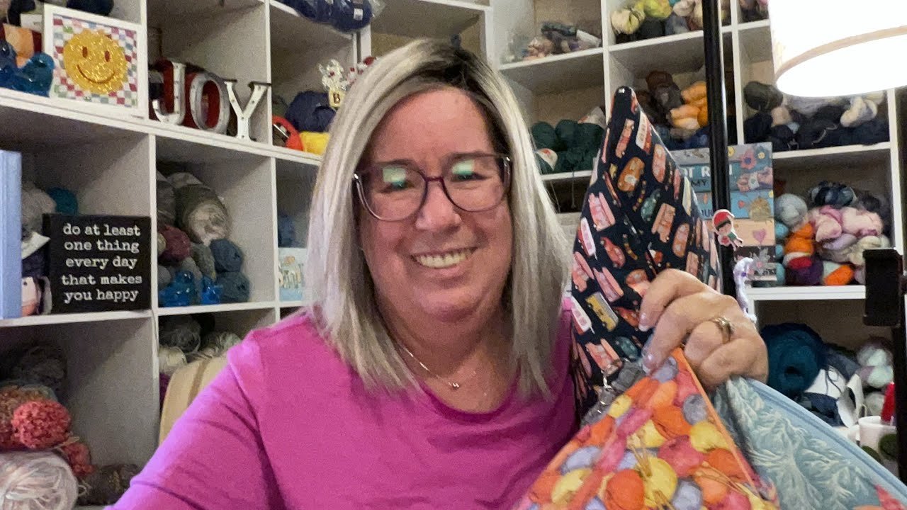 CROCHET KNITTING AND KNOOKING OH MY. 