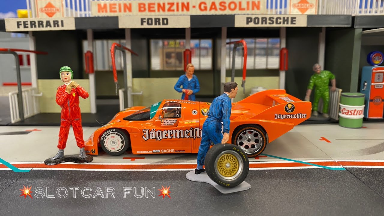 Reifenwechsel auf Moosgummi beim Jägermeister Porsche von Slotit