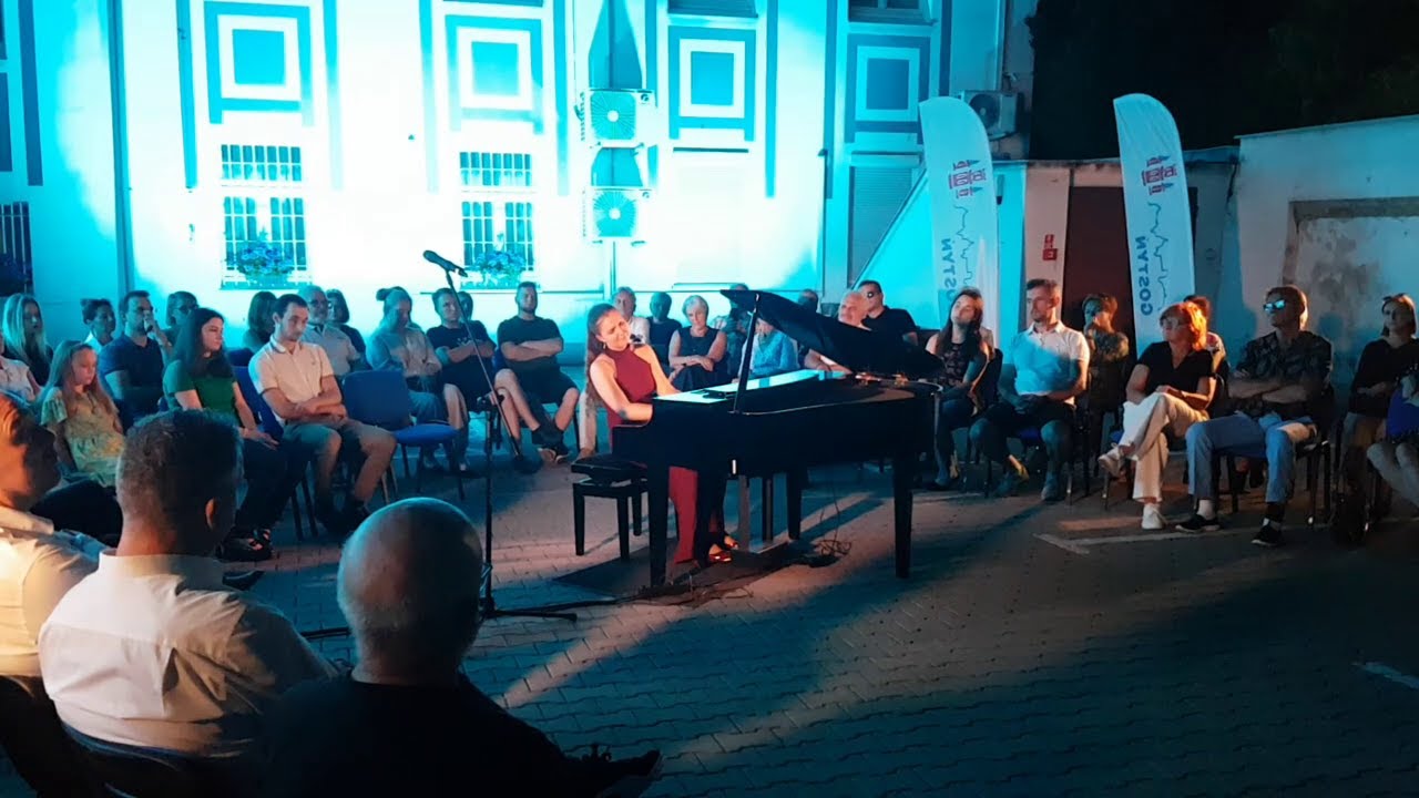 Recital fortepianowy Marii Moliszewskiej -na dziedzińcu ratusza w Gostyniu zabrzmiały utwory Chopina