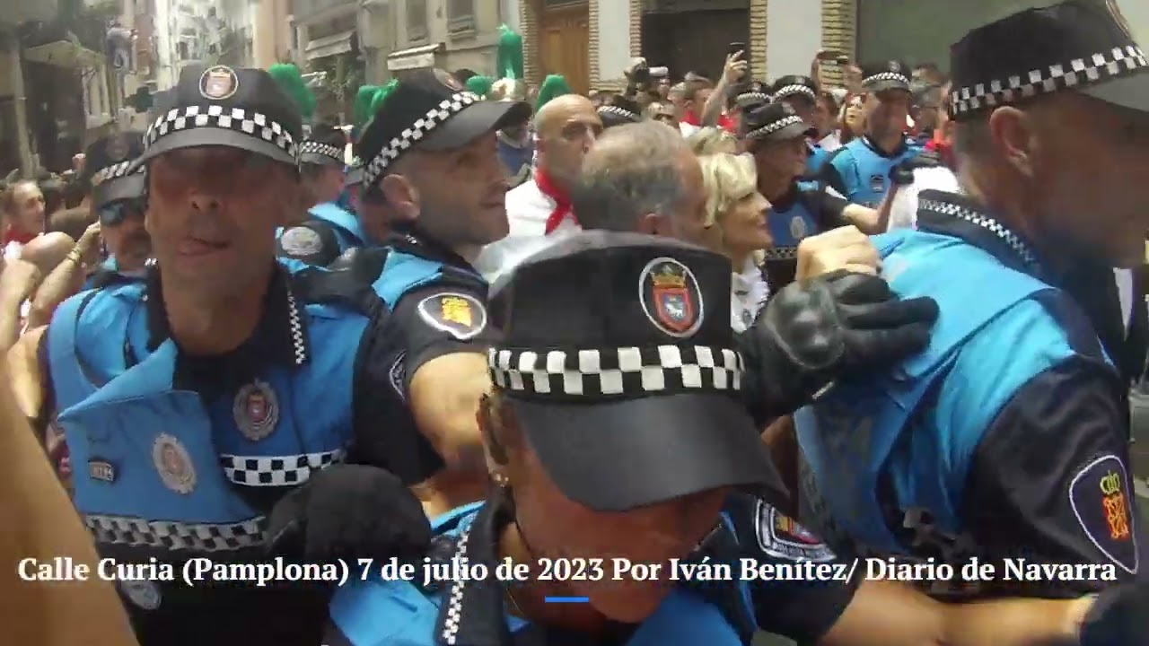 Secuencia completa de los abucheos y aplausos en la procesión de San Fermín a su paso por Curia