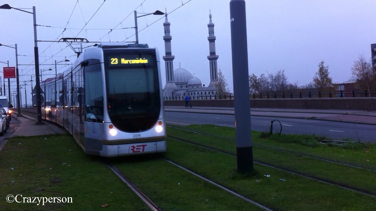 RET Tram Citadis (voertuig 2014) komt aan op Varkenoordseviaduct naar Marconiplein