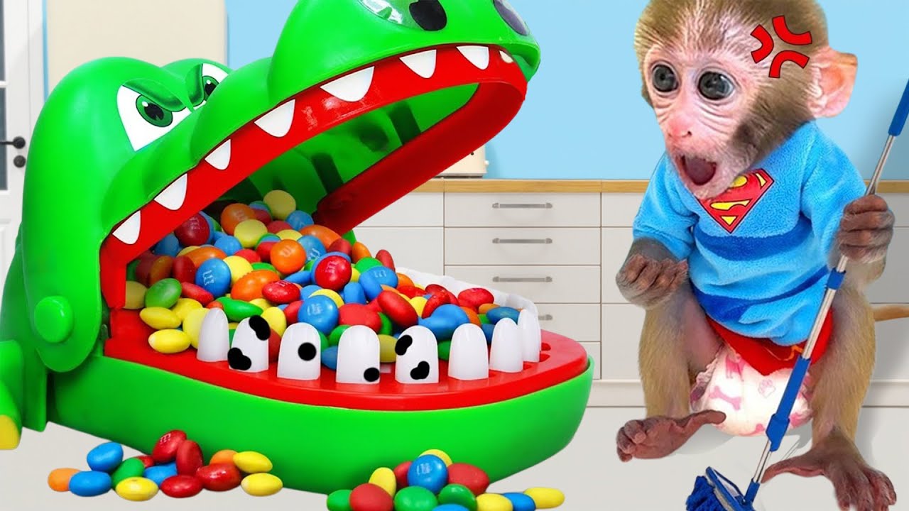 O Macaco Bon Bon  compra alegremente doces de arco íris e descobre supercarros coloridos