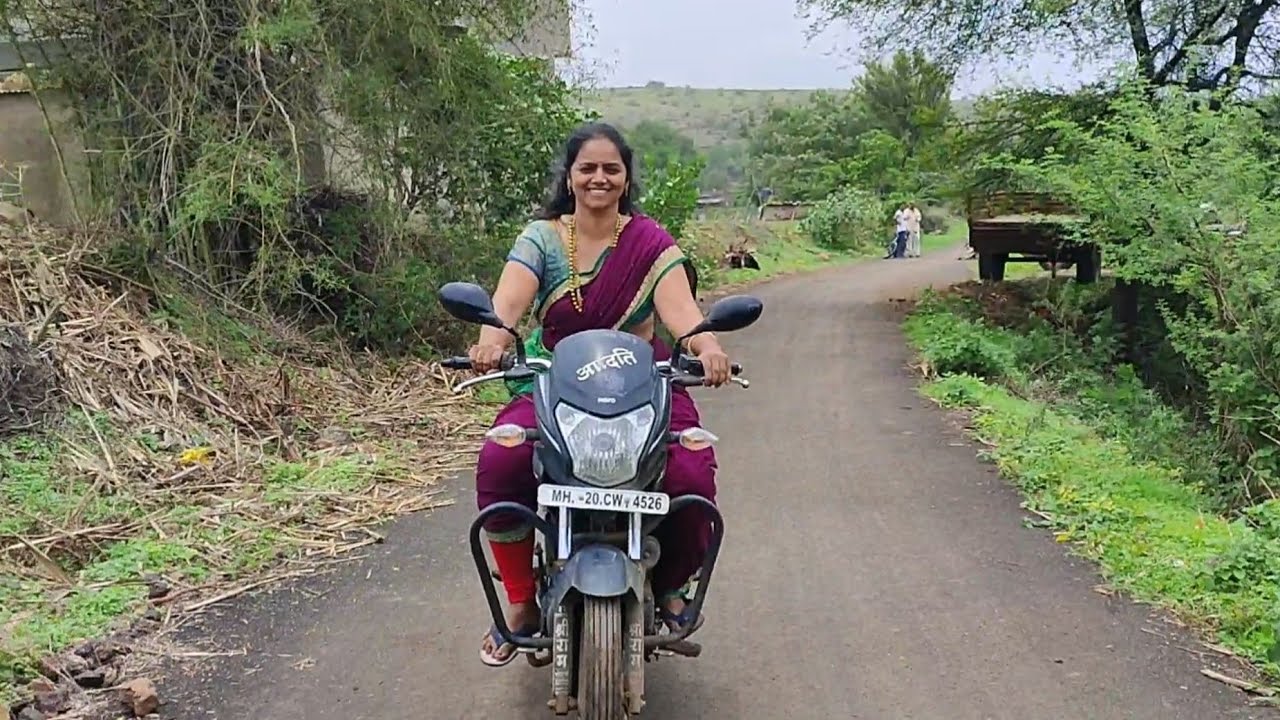 OMG 😱 village women bike riding aa sakti hai kay aao dekhte hai 😆