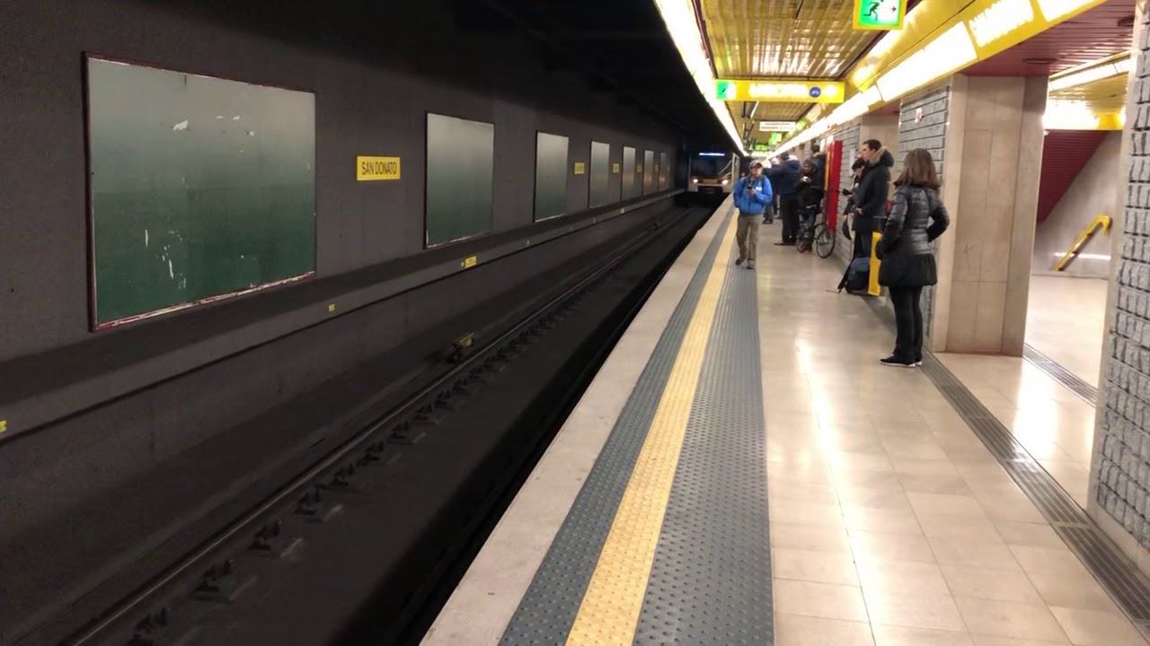 Treno Inverter linea M3 in partenza da San Donato diretto a Comasina