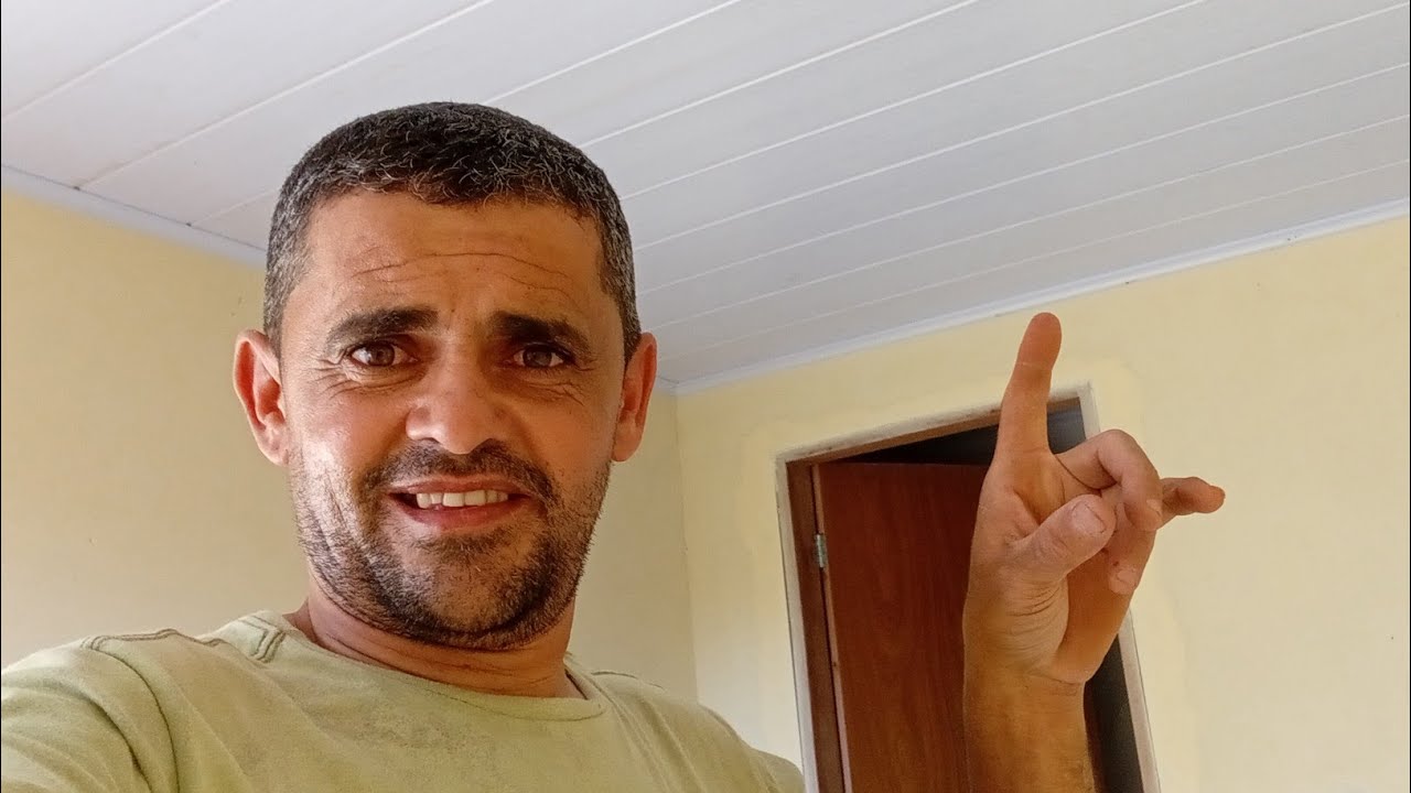 Janio e eu ,colocamos forro PVC   sacristia de uma igreja 