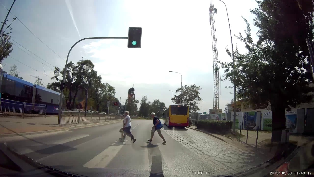 Przechodzenie na czerwonym pod nadjeżdżający samoch&oacute;d - 