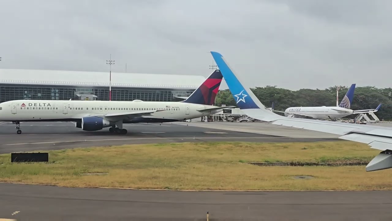 saliendo de aeropuerto internacional de el Salvador San Oscar arnulfo romero y galdamez